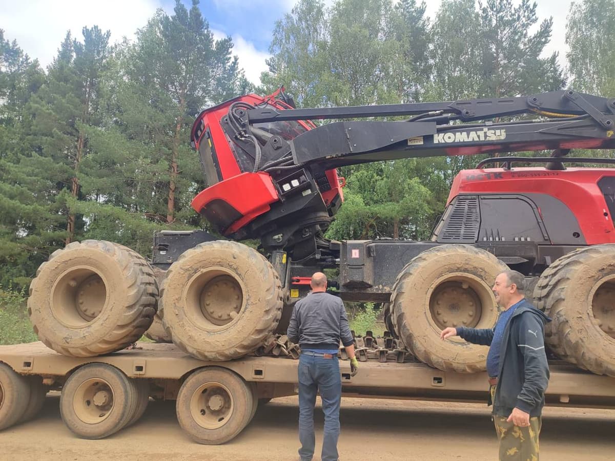 Производственная площадка со стопками пиломатериалов